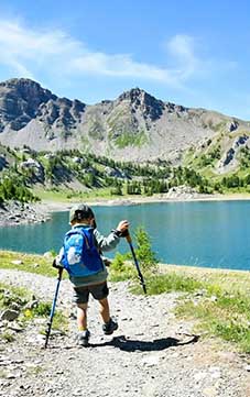 randonnée en famille au bord d'un lac